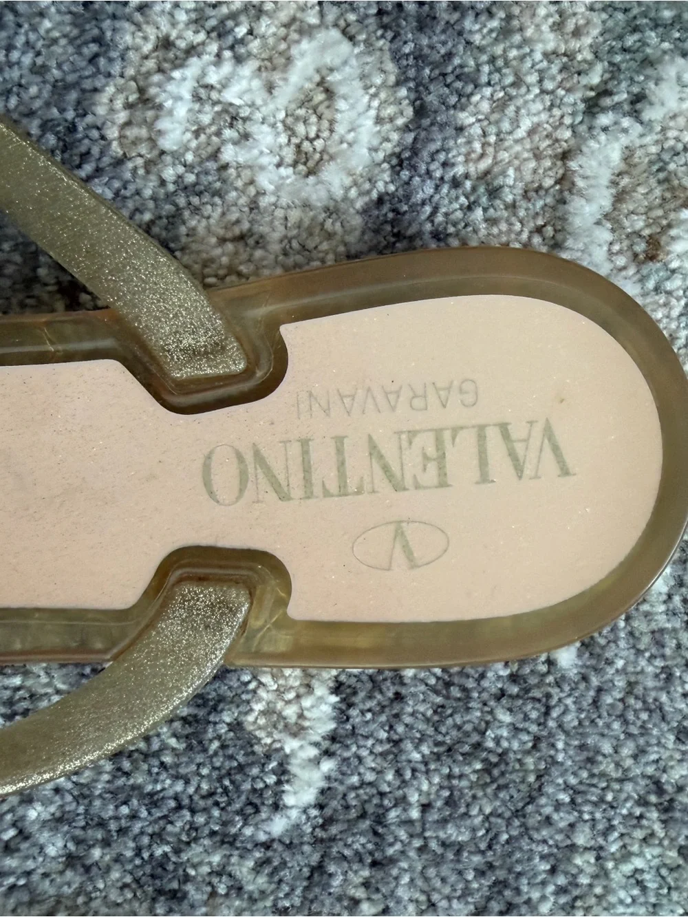 Valentino Garavani Gold Rockstud Bow Thong Sandals - Picture 5 of 11